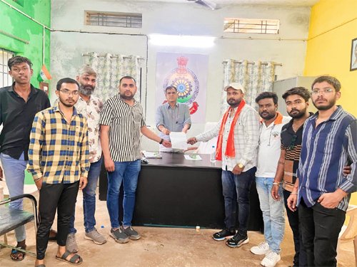 गौवंशों के साथ अमानवीय व्यवहार पर बजरंग दल का आक्रोश, थाने में दर्ज कराई एफआईआर