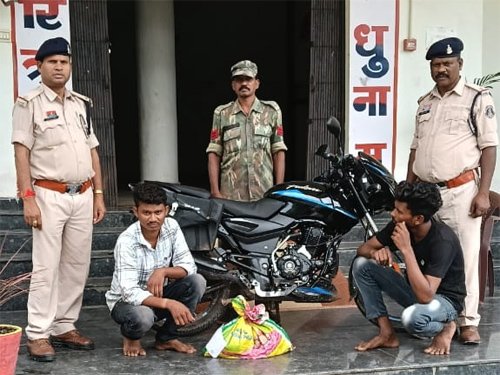 अवैध शराब परिवहन करते दो आरोपी गिरफ्तार, 15 लीटर महुआ शराब व बाइक जब्त
