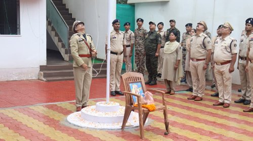 पुलिस महानिरीक्षक अभिषेक शांडिल्य ने तिरंगा फहराया और सलामी ली