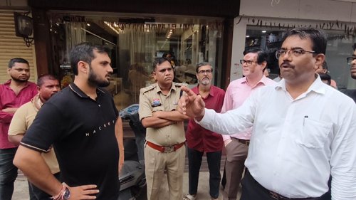 कामठी लाइन और हलवाई लाइन में अतिक्रमण पर चला प्रशासन का डंडा, जेसीबी से ढहे शेड और सीढ़ियां
