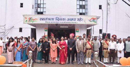 कलेक्टर डॉ. सर्वेश्वर नरेन्द्र भुरे ने कलेक्टोरेट में किया ध्वजारोहण