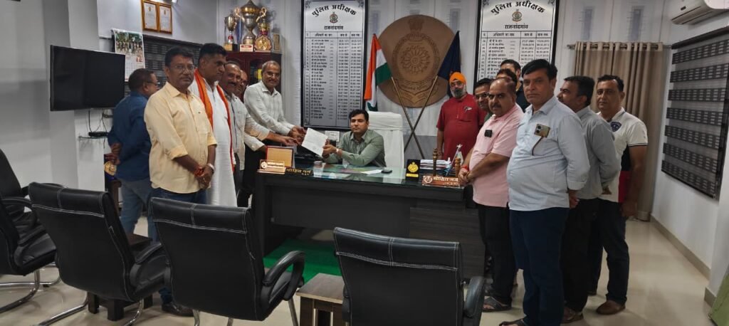 व्यापारी से धोखाधड़ी के खिलाफ चेंबर ने पुलिस अधीक्षक को सौंपा ज्ञापन
