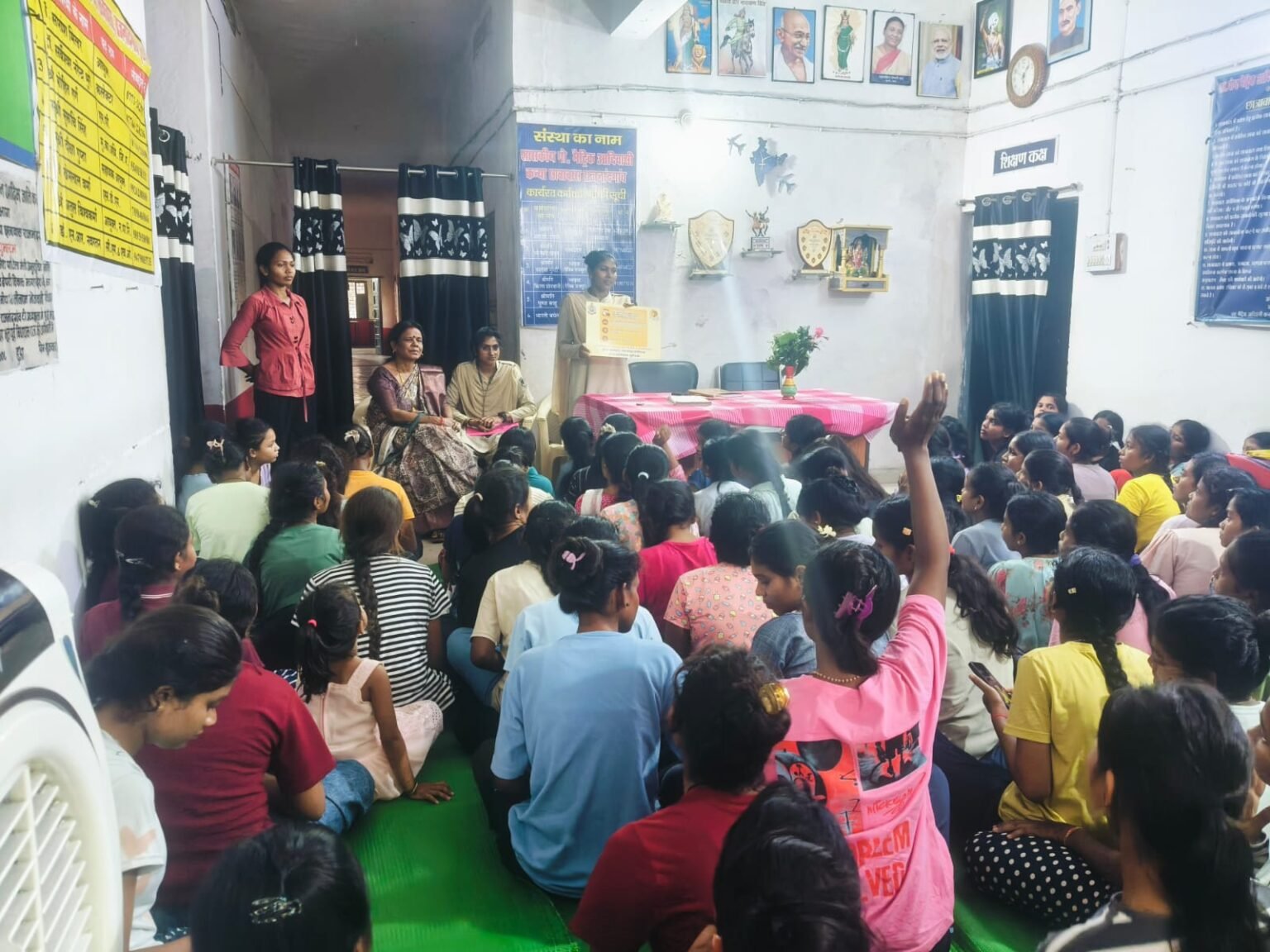 रक्षा टीम और महिला प्रकोष्ठ द्वारा अभिव्यक्ति कार्यक्रम से छात्राओं को किया जागरूक