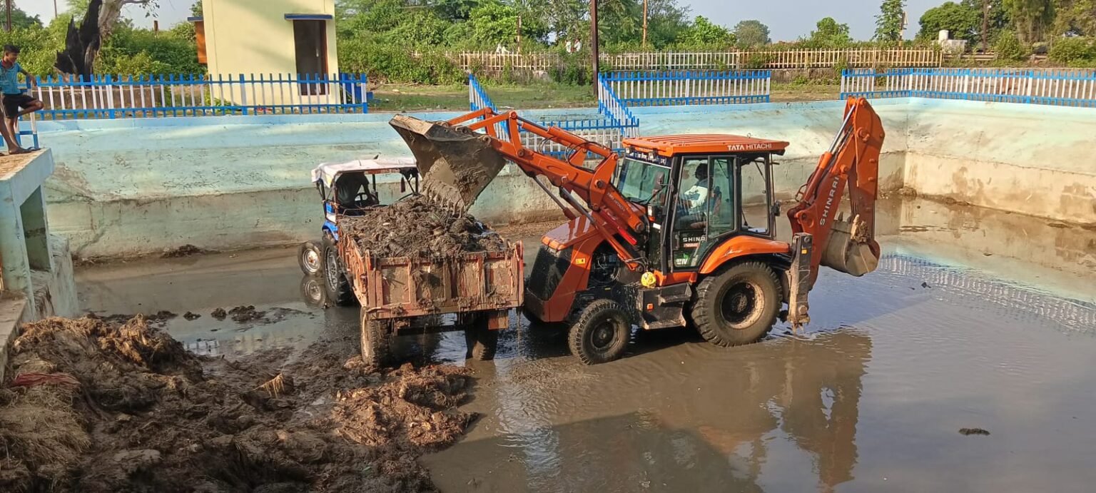 दुर्गा विसर्जन की तैयारियों में जुटा नगर निगम, मोहारा कुंड की सफाई जोरों पर