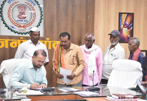 कलेक्टर ने जनदर्शन में पहुंचे जनसामान्य की सुनी शिकायत एवं समस्याएं