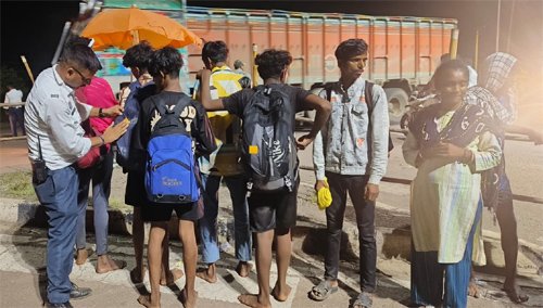नवरात्रि में पदयात्रियों की सुरक्षा हेतु यातायात पुलिस का सराहनीय कदम, बैग में लगाया जा रहा रेडियम