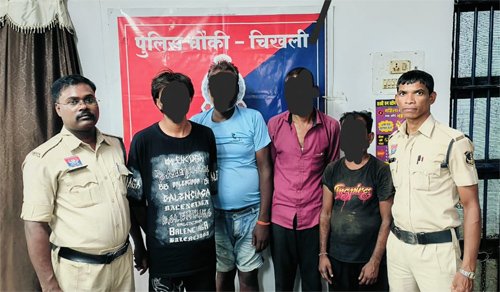 सार्वजनिक स्थान पर शराब पीने और पिलाने वालों पर एक्शन, 8 आरोपी गिरफ्तार