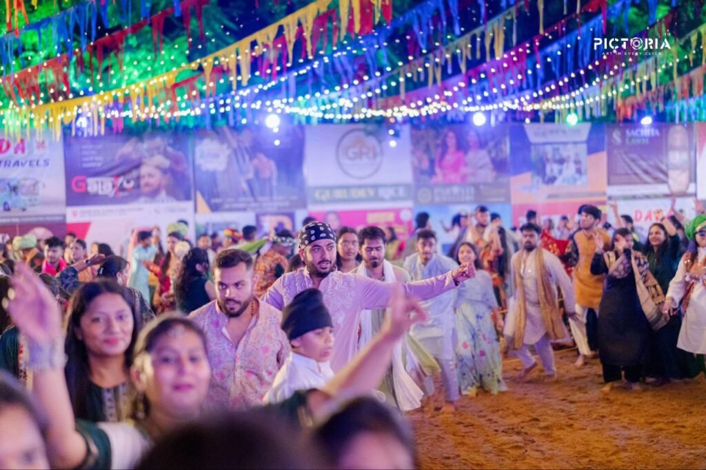संस्कारधानी गरबा उत्सव का जलवा बरकरार, शिवनाथ वाटिका में उमड़ रही गरबा प्रेमियों की भीड़