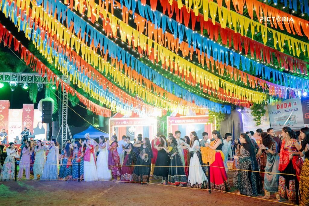 शिवनाथ वाटिका के गरबा उत्सव में सिलेब्रिटी बैंड काफ़िला ग्रुप की धूम, गरबा नृत्य के लिए उमड़ रहे लोग