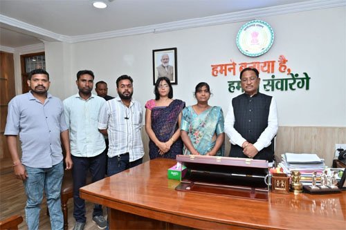 अनुकंपा नियुक्ति के शीघ्र निराकरण की मांग को लेकर मुख्यमंत्री से मिलीं माधुरी मृगे