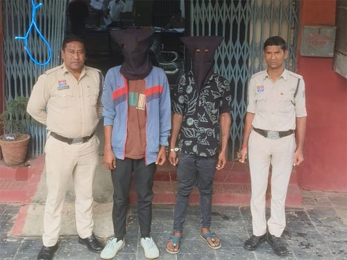 डरा-धमकाकर आईफोन लूटने वाले दो शातिर आरोपी गिरफ्तार