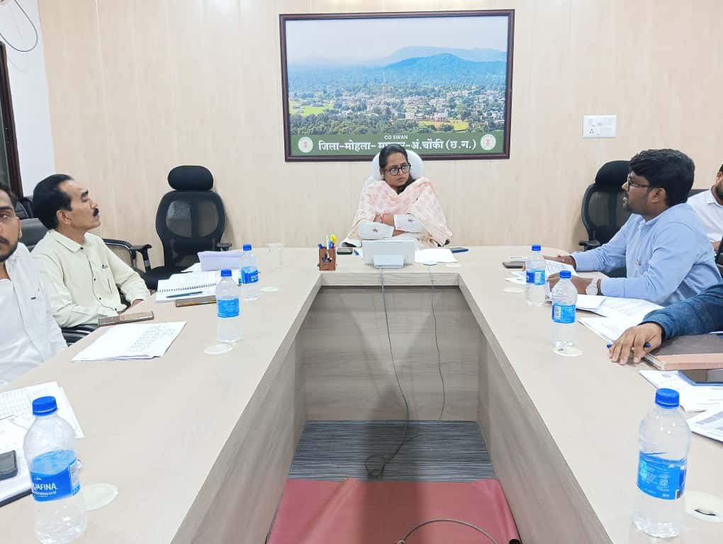 कलेक्टर प्रजापति ने ली स्वास्थ्य एवं महिला बाल विकास विभाग की समीक्षा बैठक