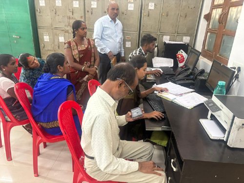 विशेष गहन पुनरीक्षण : मतदाताओं को बीएलओ के माध्यम से घर-घर जाकर किया जा रहा गणना पत्रक का वितरण