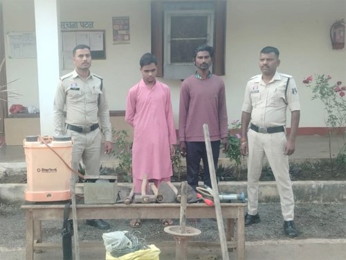 चोरी के आरोप में दो गिरफ्तार, कबाड़ी से बरामद हुए चोरी के उपकरण