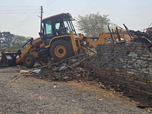 शासकीय भूमि पर अतिक्रमण हटाया, डोंगरगांव के ग्राम अर्जुनी में कार्रवाई