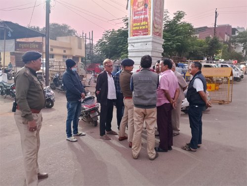 यातायात पुलिस ने शहर में किया भ्रमण, व्यवस्थित करने पर व्यापारियों को दी समझाईश