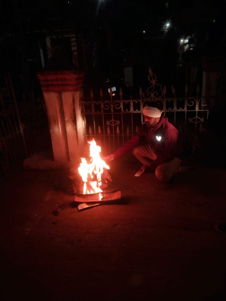ठंड बढ़ने पर नगर निगम ने शहर के कई स्थानों पर अलाव की सुविधा शुरू की