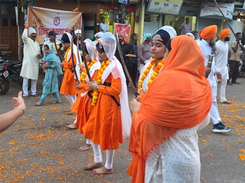 गुरुनानक देव जी के प्रकाश पर्व पर शोभायात्रा का हिंदू जागरण मंच ने किया स्वागत