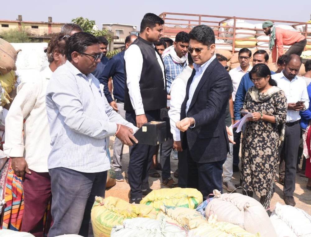 प्रभारी सचिव ने जिले के धान उपार्जन केन्द्रों का निरीक्षण, किसानों से ली सुविधाओं की जानकारी