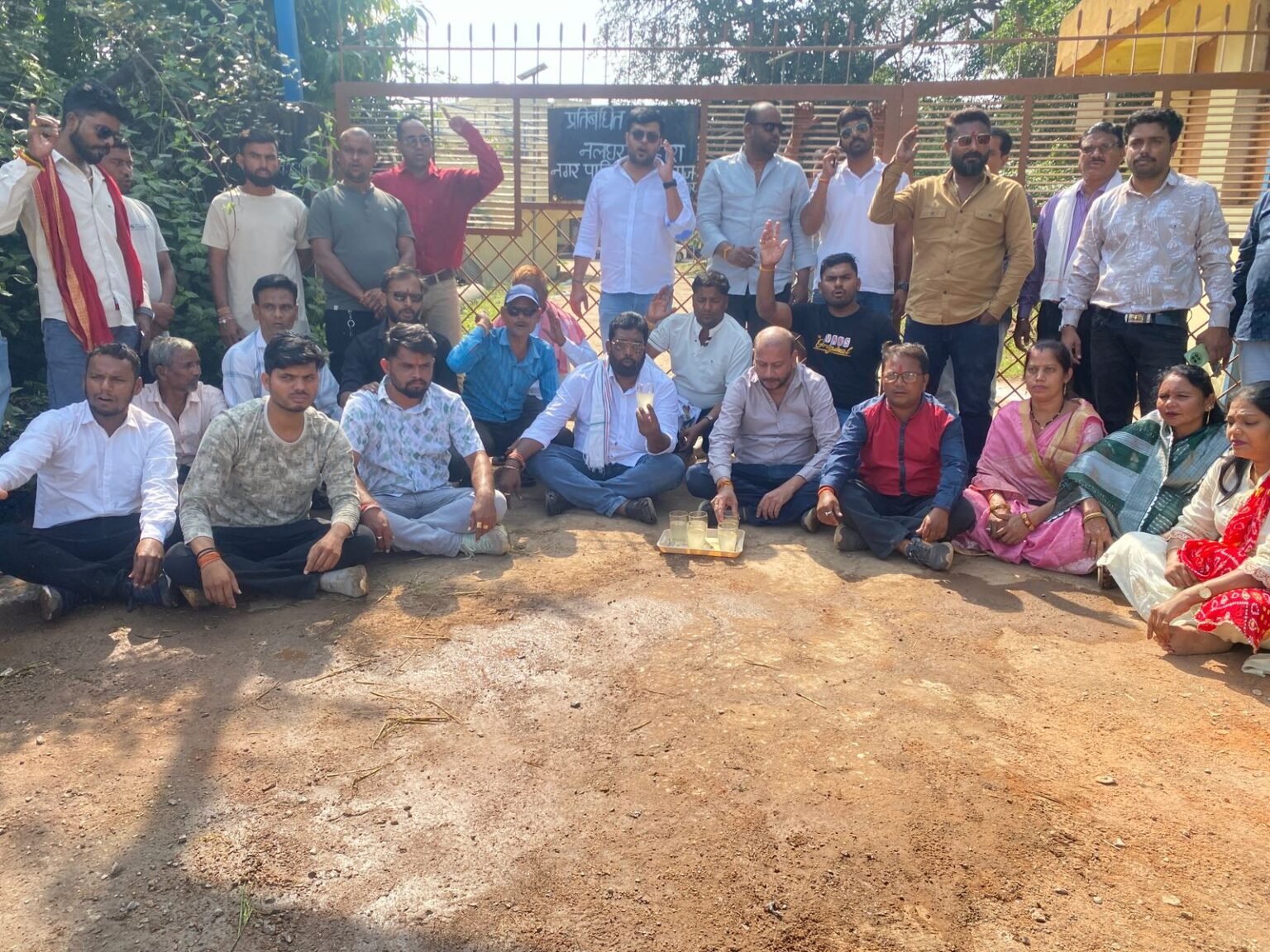 गंदा पानी और प्लांट में पार्टी को लेकर कांग्रेस का जोरदार प्रदर्शन