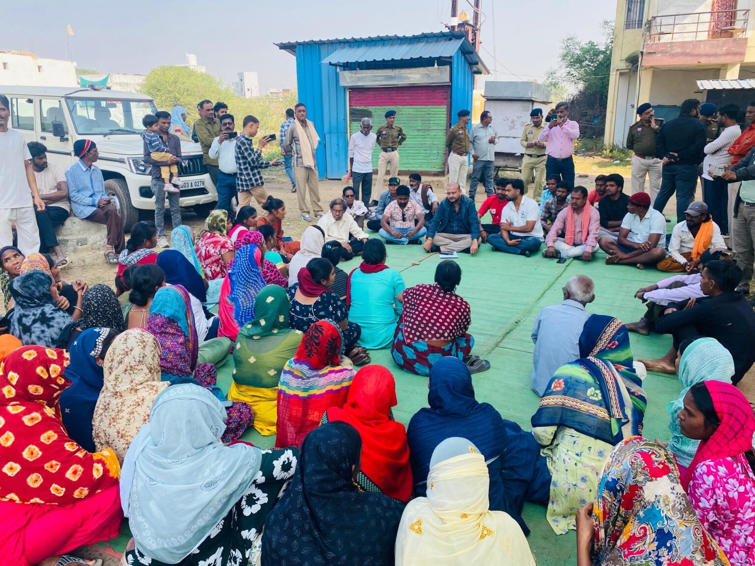 गरीबों को बेघर करने पर फूटा आक्रोश, अटल आवास में निगम के खिलाफ प्रदर्शन