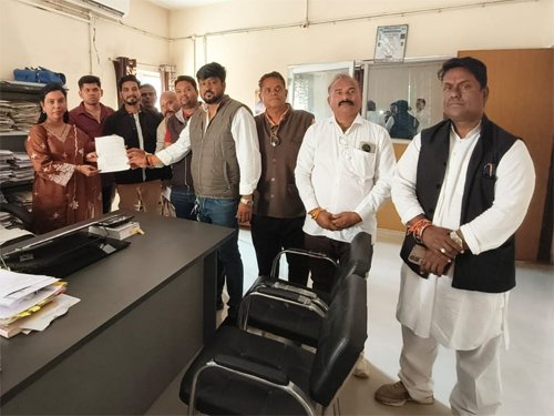 गाइडलाइन बढ़ोत्तरी के खिलाफ भड़का गुस्सा, डीएम को सौंपा गया ज्ञापन