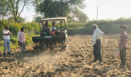 पानी की कमी से परेशान किसान ने धान छोड़ मक्का की बुआई की, होगा दो गुना मुनाफा