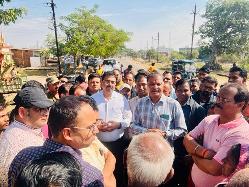 गंज चौक से कन्हारपुरी तक प्रस्तावित सड़क चौड़ीकरण का महापौर मधुसूदन यादव ने किया निरीक्षण
