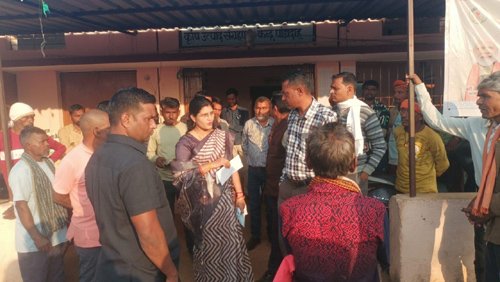 विधायक हर्षिता ने धान खरीदी केंद्र में पाई अनियमितताएं, प्रबंधक को लगाई कड़ी फटकार