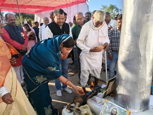 गुरु घासीदास जयंती समारोह में मनखे-मनखे एक समान का संदेश, ग्राम पांडेटोला में हुआ भव्य आयोजन