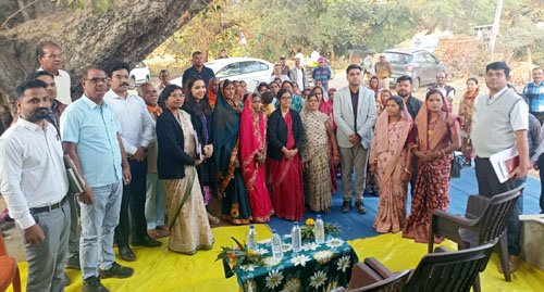 आयुक्त कृषि उत्पादन ने विभिन्न ग्रामों का किया निरीक्षण, फसल चक्र परिवर्तन और योजनाओं की प्रगति का लिया जायजा