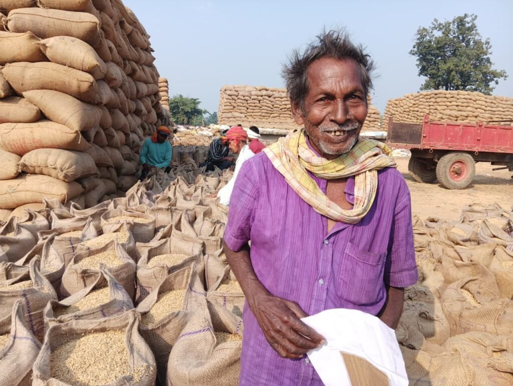 धान विक्रय से बुजुर्ग किसान रघुनाथ सिंह के बेटे की शादी होगी आसान
