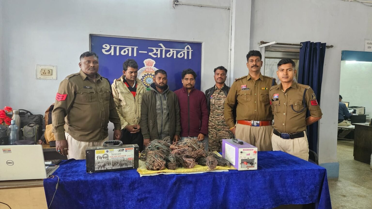 सोमनी पुलिस ने खेत से चोरी के तीन आरोपियों को किया गिरफ्तार, केबल तार और पंप जब्त