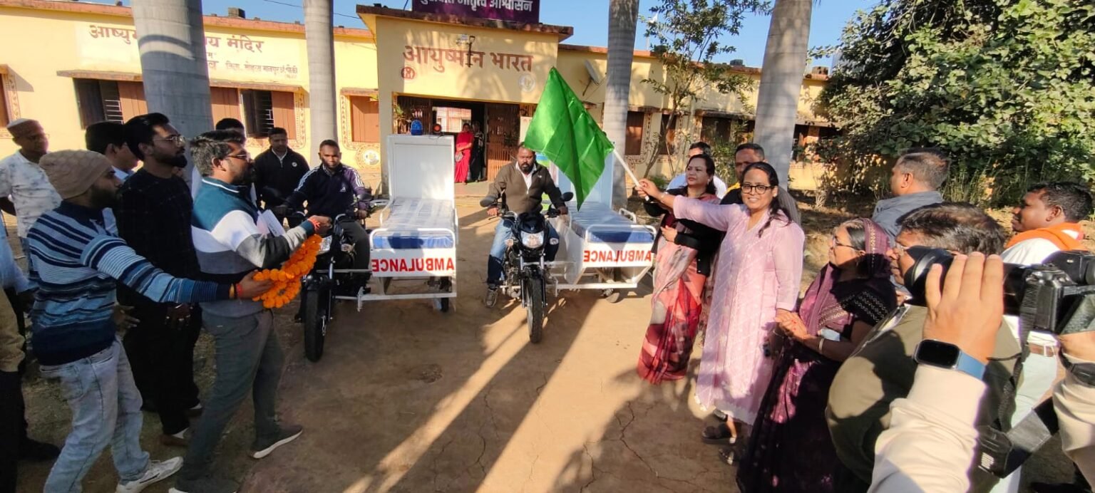 खड़गांव में दिव्यांगजनों को मिला सहायक उपकरण, बाईक एम्बुलेंस को हरी झंडी दिखाकर किया रवाना
