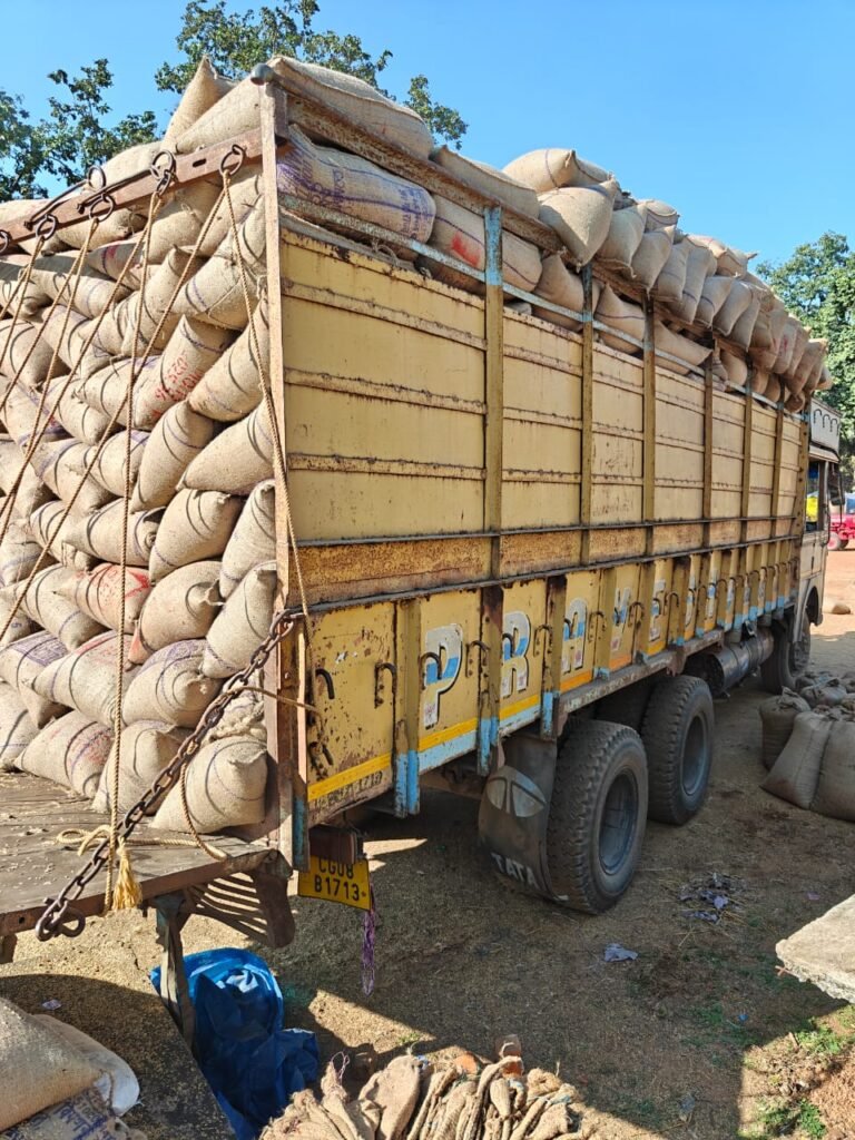 जिले में धान उठाव ने पकड़ी रफ्तार : तेजी से हो रहा परिवहन, प्रशासनिक प्रयासों से किसानों को मिल रही राहत