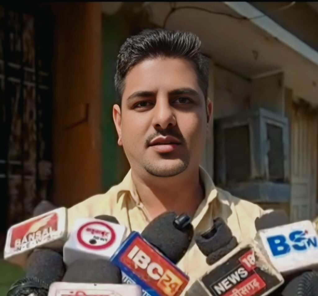 जलापूर्ति में लापरवाही की हद पार, पेयजल में कीट-पतंग मिलने पर विशु अजमानी ने उठाए सवाल