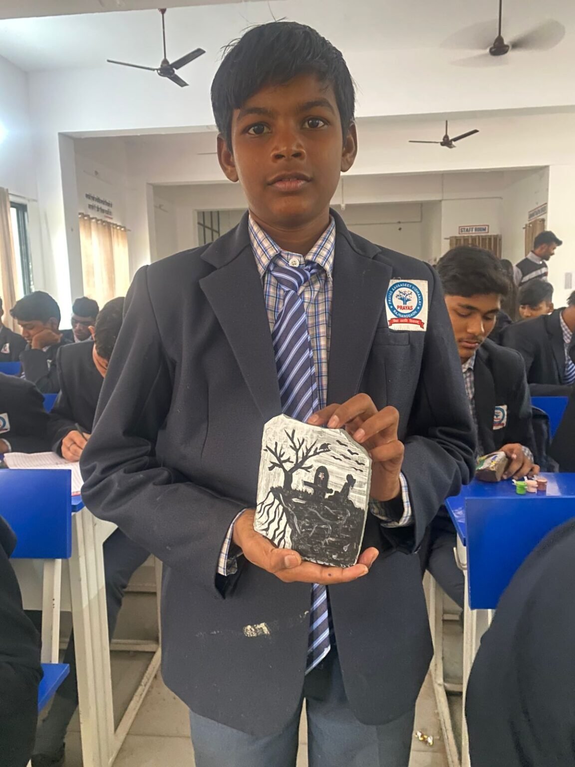 प्रयास आवासीय विद्यालय में स्टोन आर्ट गतिविधि : बच्चों ने रंगों से सजाए पत्थर, दिखाया कलात्मक कौशल