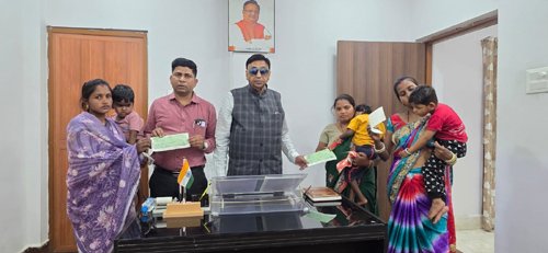 डा. रमन सिंह ने 25 जरूरतमंदों को दी आर्थिक सहायता, 6.50 लाख रुपये का चेक वितरण