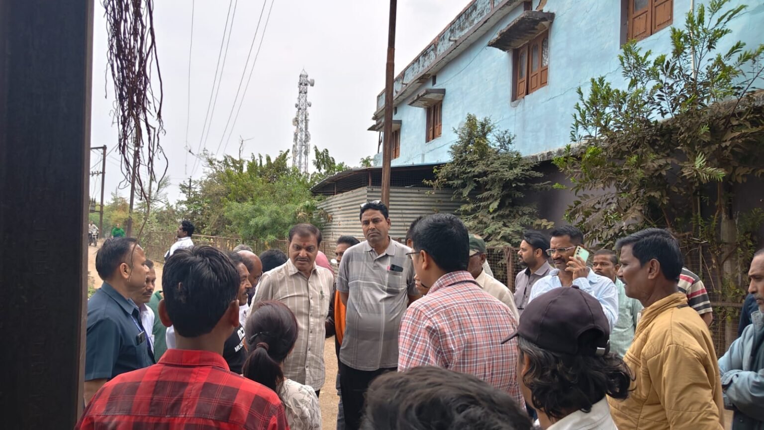 वार्ड विजिट के दौरान महापौर यादव चिखली में सर्व समाज मांगलिक भवन एवं रमन बाजार क्षेत्र का किया निरीक्षण