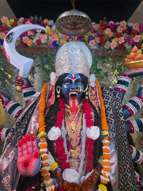 शक्तिधाम महाकाली मंदिर में पंचमी पर मां महाकाली का भव्य श्रृंगार, भक्तों की उमड़ी भीड़