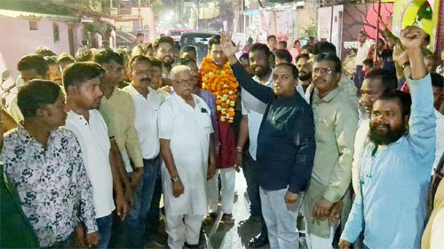 स्टेशन पारा में विधायक देवेन्द्र यादव का जोरदार स्वागत : आसिफ अली