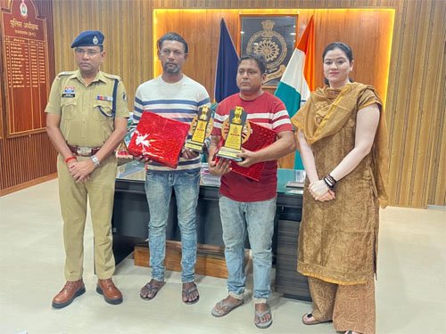 राजनांदगांव में मानवता की मिसाल : खोई बच्ची को बचाने वाले दो युवकों को पुलिस ने किया सम्मानित