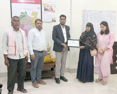 कलेक्टर ने प्रधानमंत्री सूर्यघर मुफ्त बिजली योजना से लाभान्वित हितग्राहियों का प्रशस्ति पत्र देकर किया सम्मानित