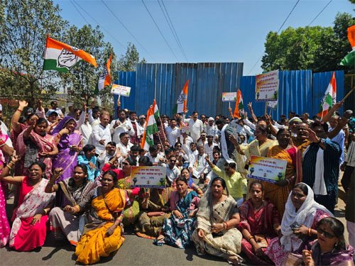 भाजपा राज में नशे की खेती को संरक्षण, कांग्रेस का भाजपा कार्यालय घेराव कर जोरदार प्रदर्शन