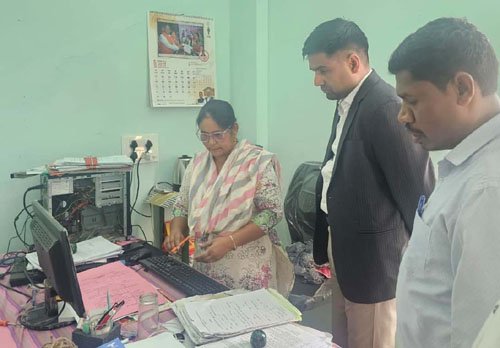 कलेक्टर ने शासकीय मुद्रणालय का किया औचक निरीक्षण, किसान किताबें भू-अभिलेख शाखा को जल्द उपलब्ध कराने के दिए निर्देश