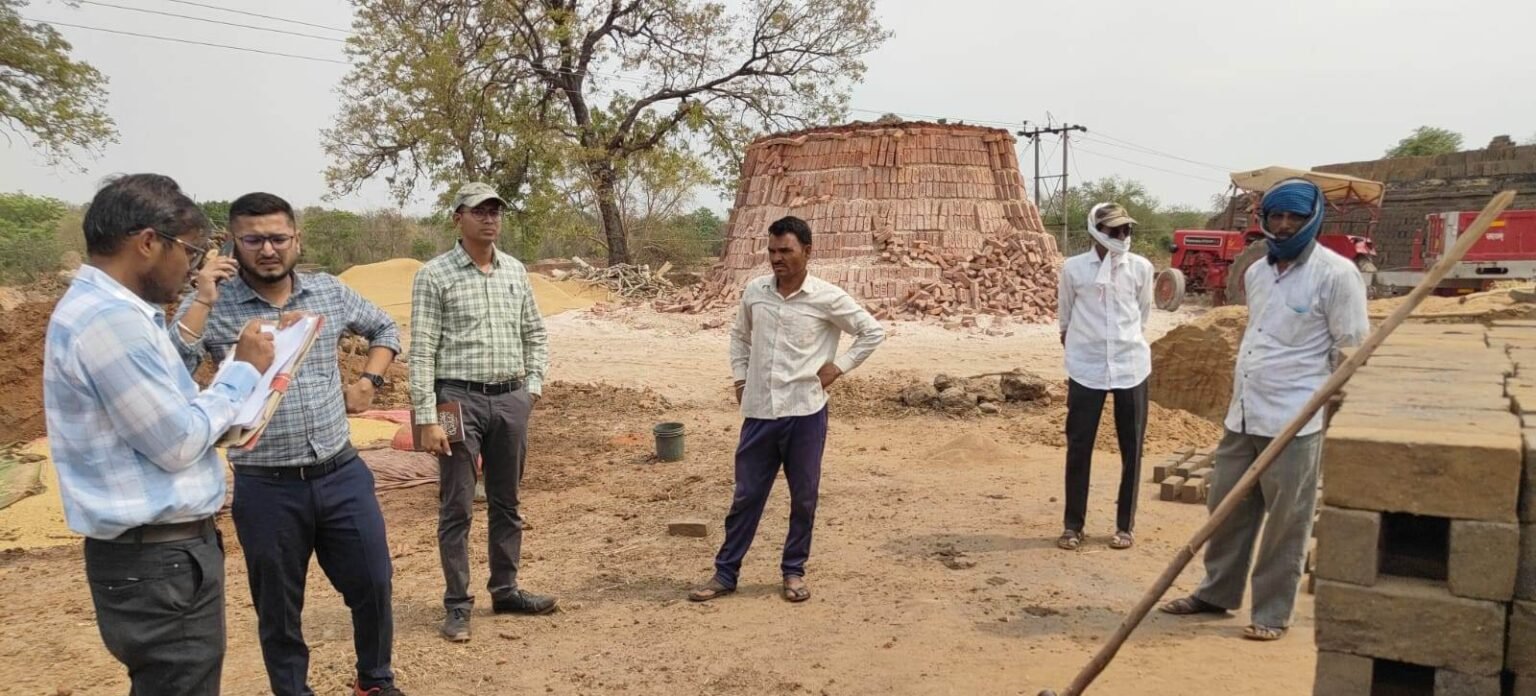 प्रशासनिक दबिश : माहुलझोपड़ी में अवैध ईंट भट्टे पर चला प्रशासन का डंडा, लाखों ईंटें और लकड़ी जब्त