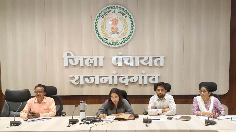 सीईओ जिला पंचायत ने योजनाओं की समीक्षा, क्रियान्वयन में तेज़ी लाने के दिए निर्देश
