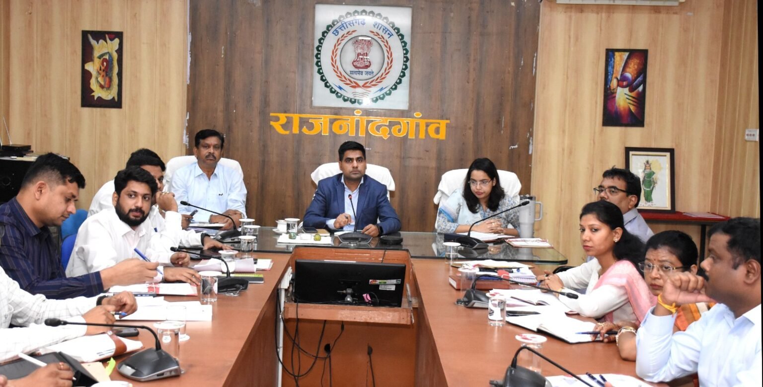 कलेक्टर ने साप्ताहिक बैठक में दिए अहम निर्देश, अवैध रेत खनन व खाद्य सुरक्षा पर जोर