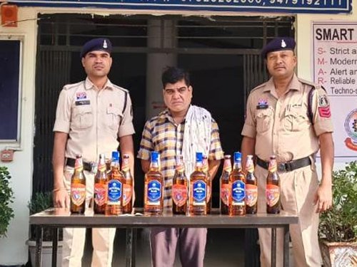 डोंगरगढ़ में अवैध शराब बेचते अधेड़ गिरफ्तार, बीयर और व्हिस्की की बोतलें जप्त