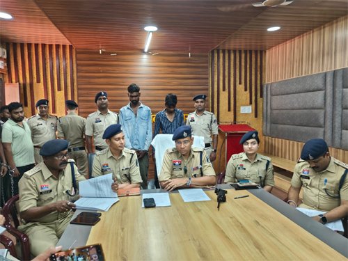 बागनदी पुलिस की बड़ी कार्रवाई : नाकाबंदी तोड़कर भाग रहे अंतर्राज्यीय शराब तस्कर गिरफ्तार